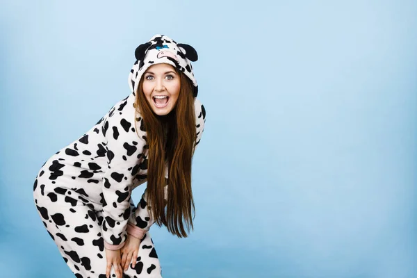 Mujer vistiendo pijamas de dibujos animados sonriendo —  Fotos de Stock