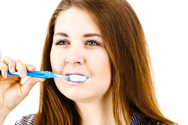 Nő fogmosási tisztító fogak. — Stock Fotó