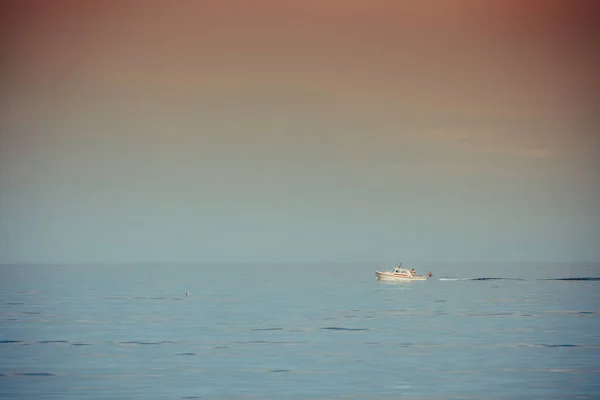 Красивый морской горизонт и лодка — стоковое фото