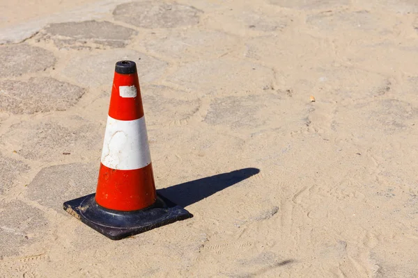 Biały i czerwony słupek stożek na piaszczystej plaży — Zdjęcie stockowe