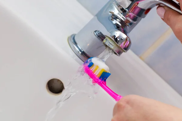 Cepillo de mano en el baño — Foto de Stock