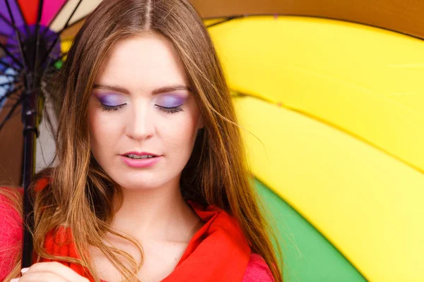 Žena stojí vícebarevné deštník — Stock fotografie