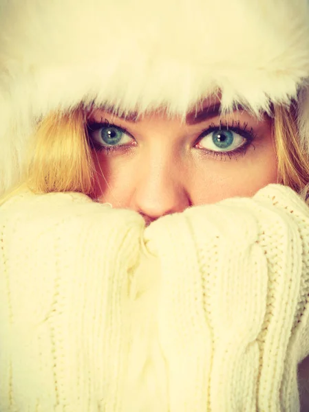 Mujer vistiendo ropa de invierno caliente, primer plano — Foto de Stock