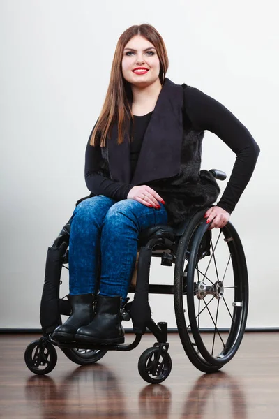 Jeune fille handicapée en fauteuil roulant . — Photo