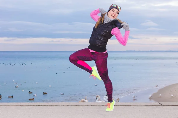 Happy fit fitness femme en plein air . — Photo