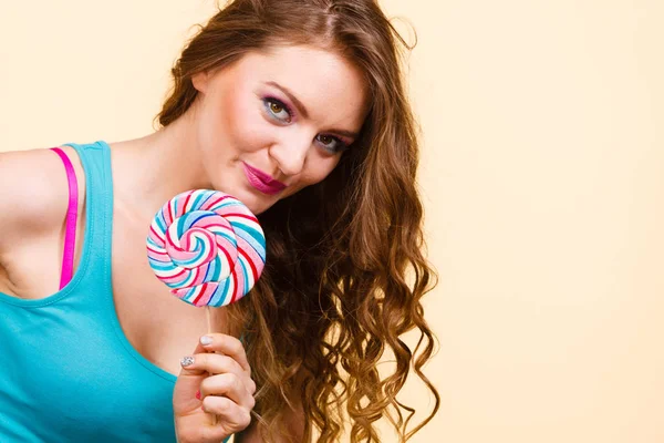 Žena radostné dívka s lollipop candy — Stock fotografie