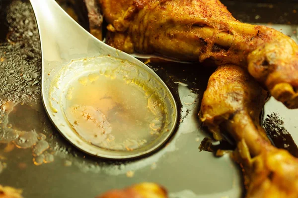 Szczegółowe zbliżenie mięsa gotowanego kurczaka w rondel — Zdjęcie stockowe