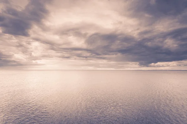 水平方向の海の水と空の牧歌的なショット — ストック写真