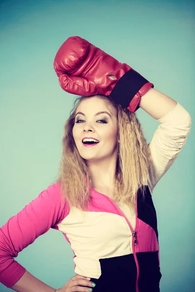 Chica divertida en guantes rojos jugando boxeo deportivo —  Fotos de Stock