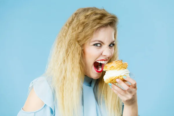 Donna divertente tiene crema torta soffio — Foto Stock