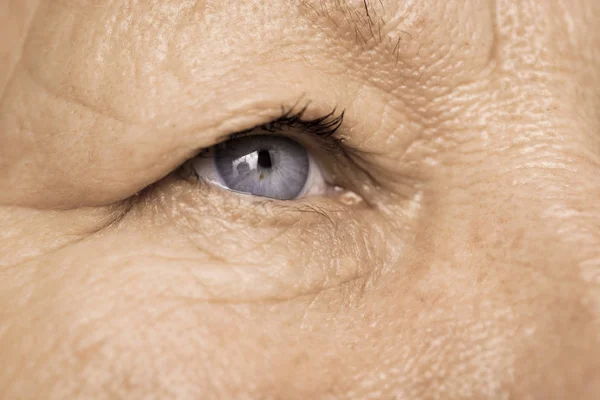 Ηλικιωμένος συνταξιούχος γυναικείο μάτι closeup — Φωτογραφία Αρχείου
