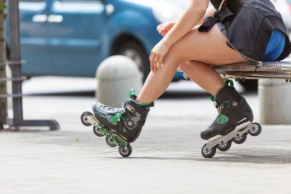 Femme portant des patins à roulettes — Photo