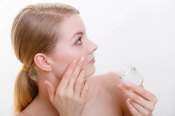 Kadın yüz kremi parmağını ile uygulama — Stok fotoğraf