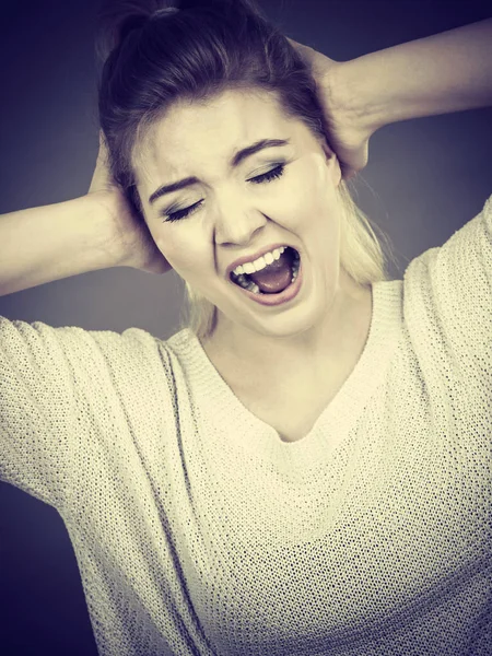 Несчастная женщина кричит и кричит от боли — стоковое фото