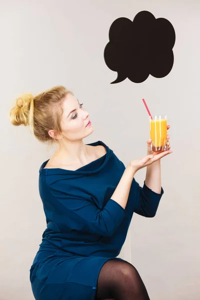 Mujer sosteniendo jugo de naranja fresco —  Fotos de Stock