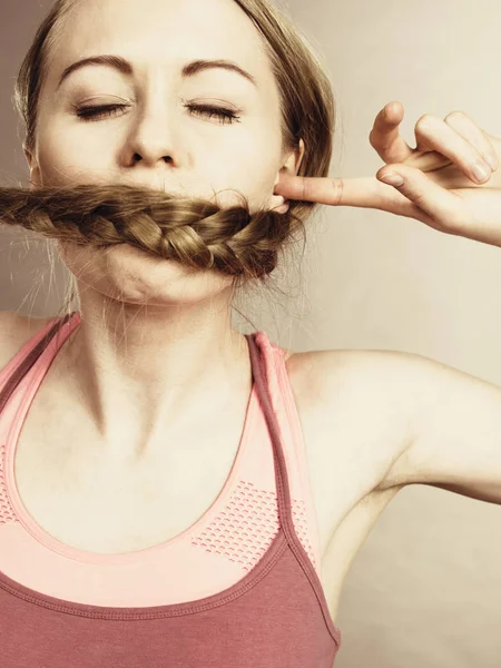 Mulher cobrindo a boca com trança loira — Fotografia de Stock