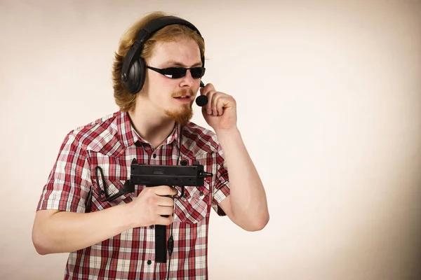 Gamer man schieten van pistool — Stockfoto