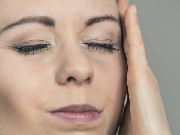 Mujer con dolor de cabeza —  Fotos de Stock