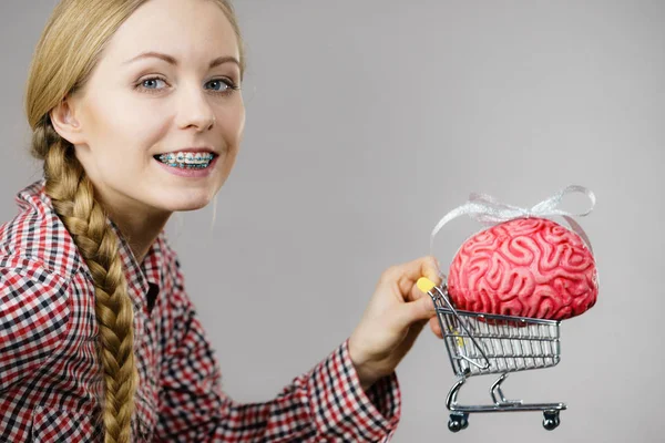 Mujer sosteniendo carrito de compras con cerebro — Foto de Stock