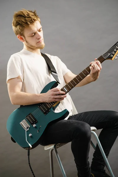 Jeune homme jouant de la guitare électrique — Photo