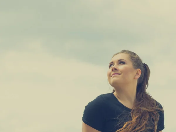 Younwg mulher relaxante ao ar livre — Fotografia de Stock