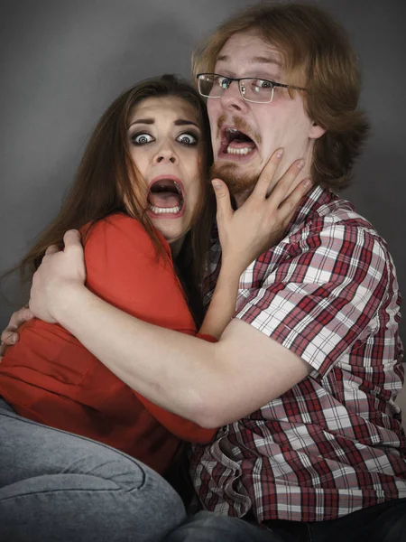 Engraçado casal assistir filme de terror — Fotografia de Stock