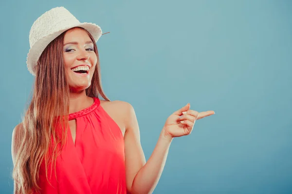 Mujer de moda mostrando espacio en blanco copyspace vacío . — Foto de Stock