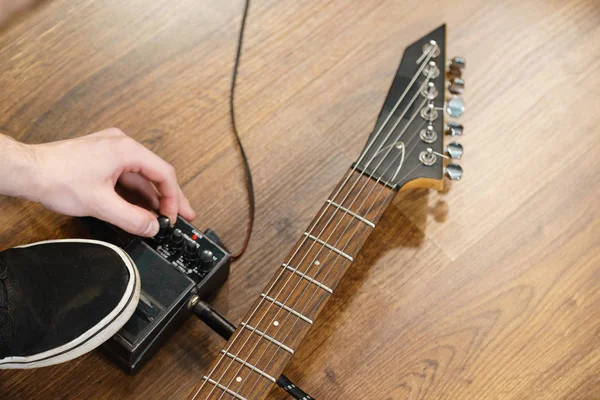 Man die gitaar effecten pedaal aanpast — Stockfoto