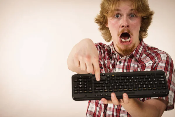 Gamer man met toetsenbord — Stockfoto