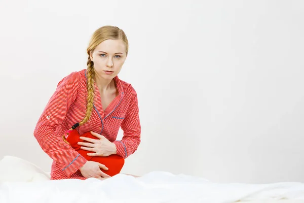 Vrouw gevoel maag krampen liggend op bed — Stockfoto