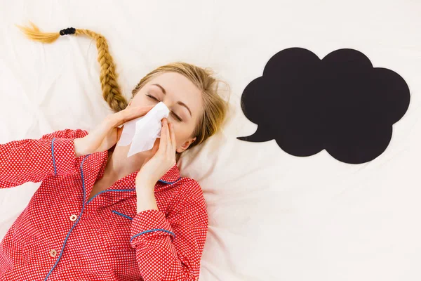 Mujer enferma teniendo gripe acostada en la cama — Foto de Stock