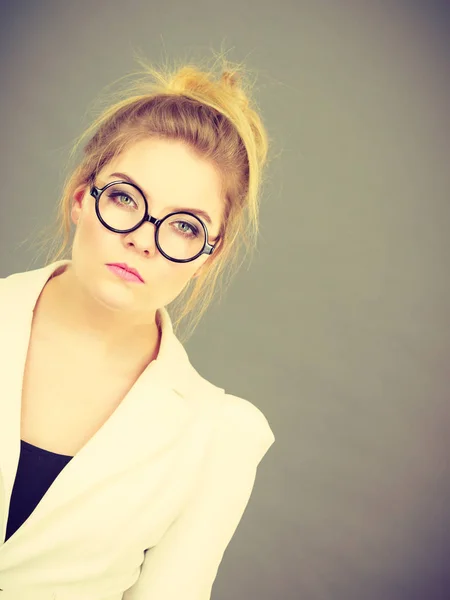 Aburrida profesora universitaria enfocada usando anteojos — Foto de Stock