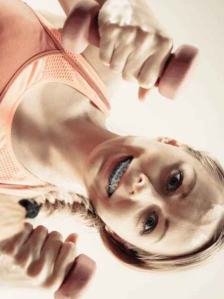 Tiener vrouw uit te werken thuis met halter — Stockfoto