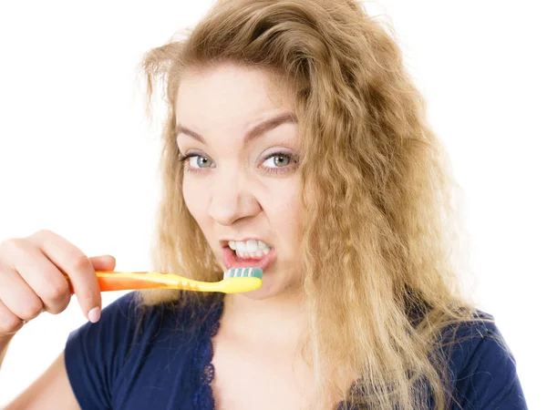 Mujer gruñona y cansada cepillándose los dientes, aislada —  Fotos de Stock