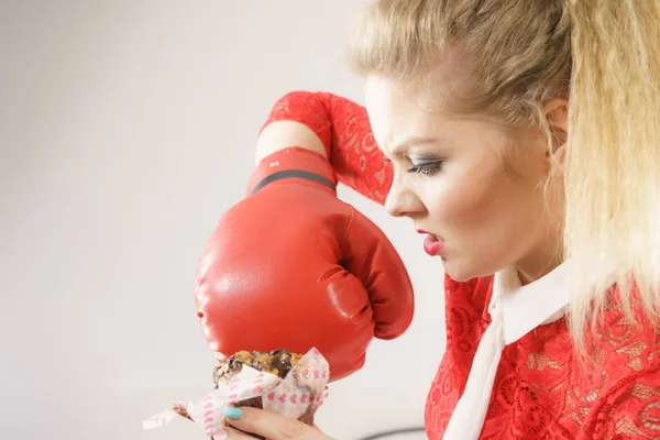 Mulher lutando contra a má comida, boxe bolo de chocolate — Fotografia de Stock