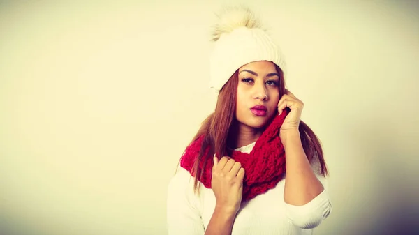 Vrouw met rode winter kleding. — Stockfoto