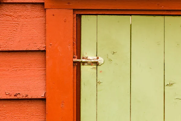 Великі зелені старомодні дерев'яні двері в будинку — стокове фото