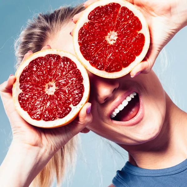 Vrouw met pompelmoescitrusvruchten in handen — Stockfoto