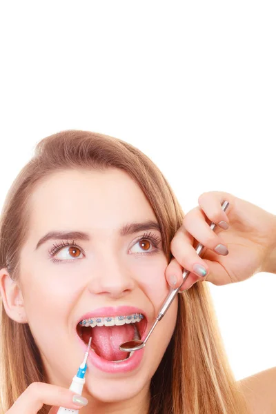 Vrouw glimlachend schoonmaken tanden met beugel — Stockfoto