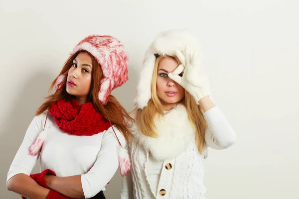 Dos chicas con traje de invierno . —  Fotos de Stock