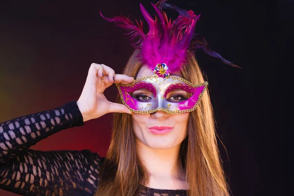 Mujer sostiene carnaval máscara de primer plano —  Fotos de Stock