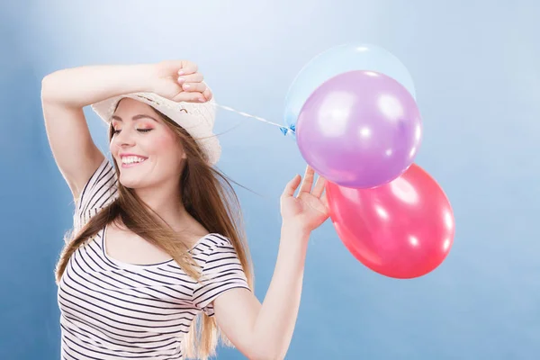 Mujer verano alegre chica con globos de colores — Foto de Stock