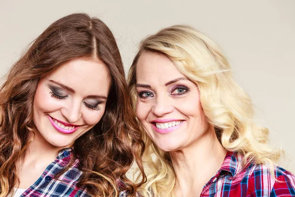 Czarno-białe nastolatki lesbijek
