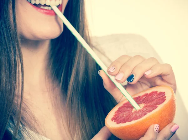 Mulher detém sumo de toranja bebendo de frutas — Fotografia de Stock