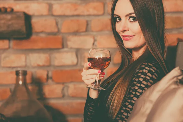 Женщина дегустирует вино в загородном интерьере — стоковое фото