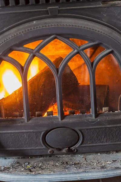 Zbliżenie spalania drewna ogień w domu kominka. — Zdjęcie stockowe