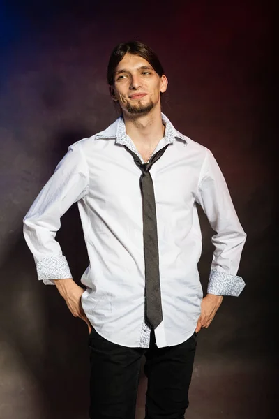 Homem de camisa e gravata . — Fotografia de Stock