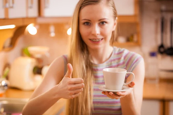 Femme heureuse tenant une tasse de thé de café — Photo