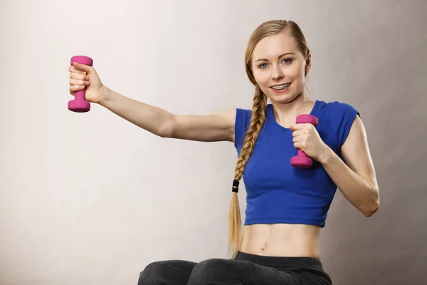 Adolescente haciendo ejercicio en casa con mancuerna — Foto de Stock