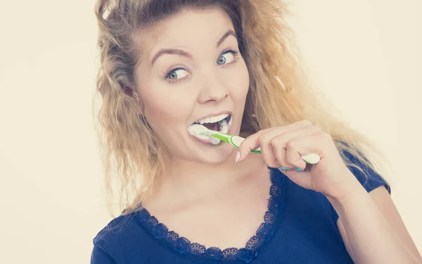 Woman brushing cleaning teeth — Stock Photo, Image